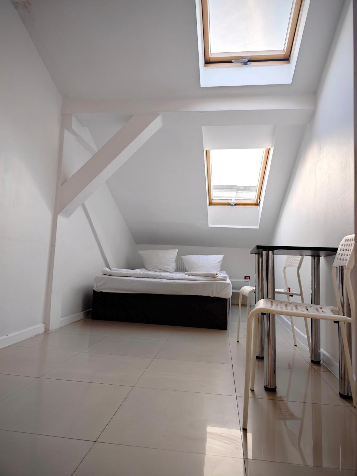 Apartamenty Hoza Attic Studio Varsó Szoba fotó