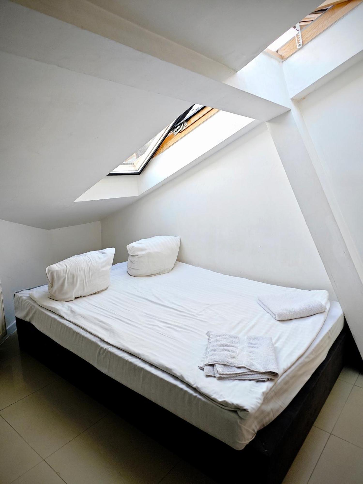 Apartamenty Hoza Attic Studio Varsó Szoba fotó