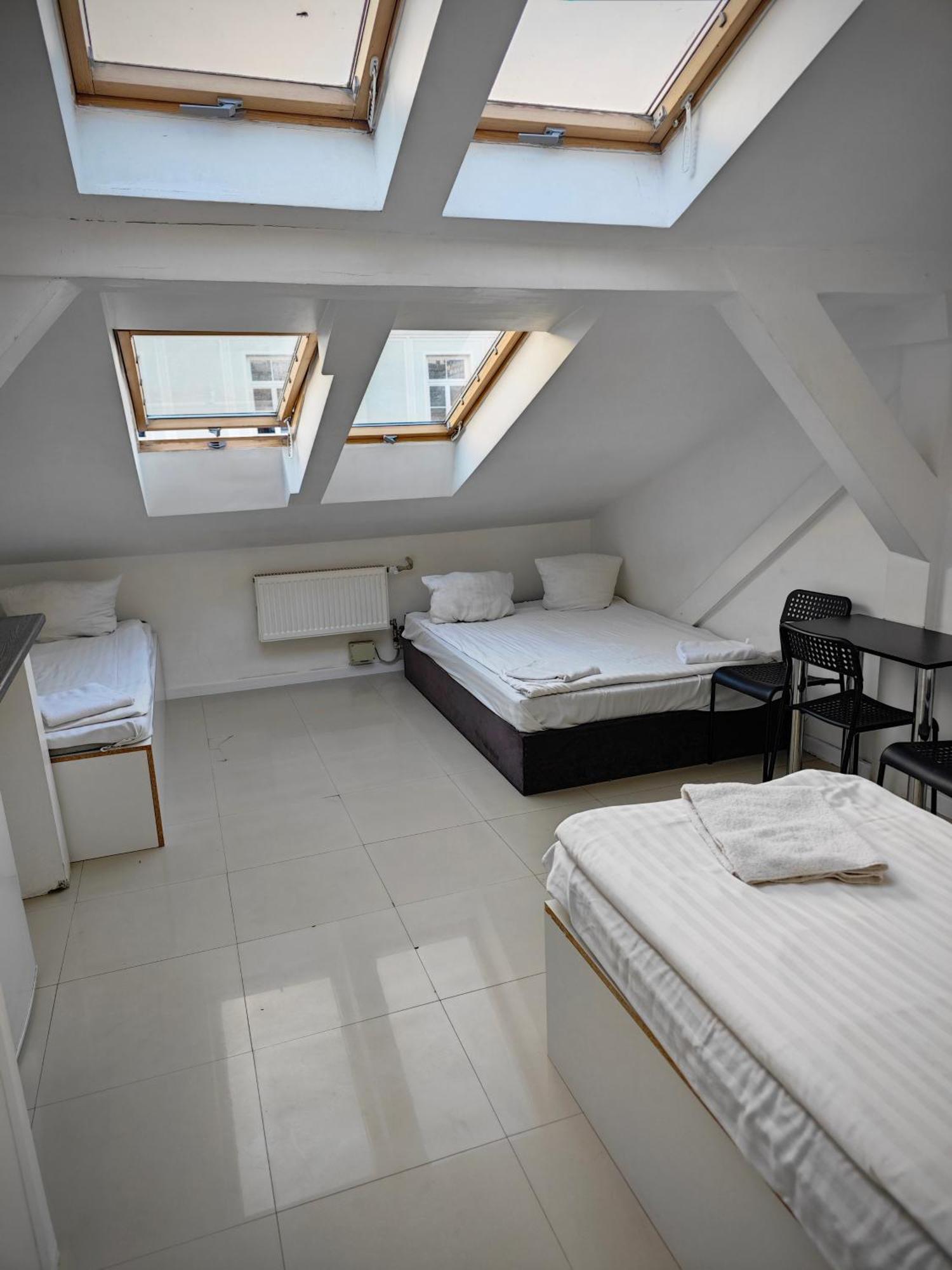 Apartamenty Hoza Attic Studio Varsó Szoba fotó