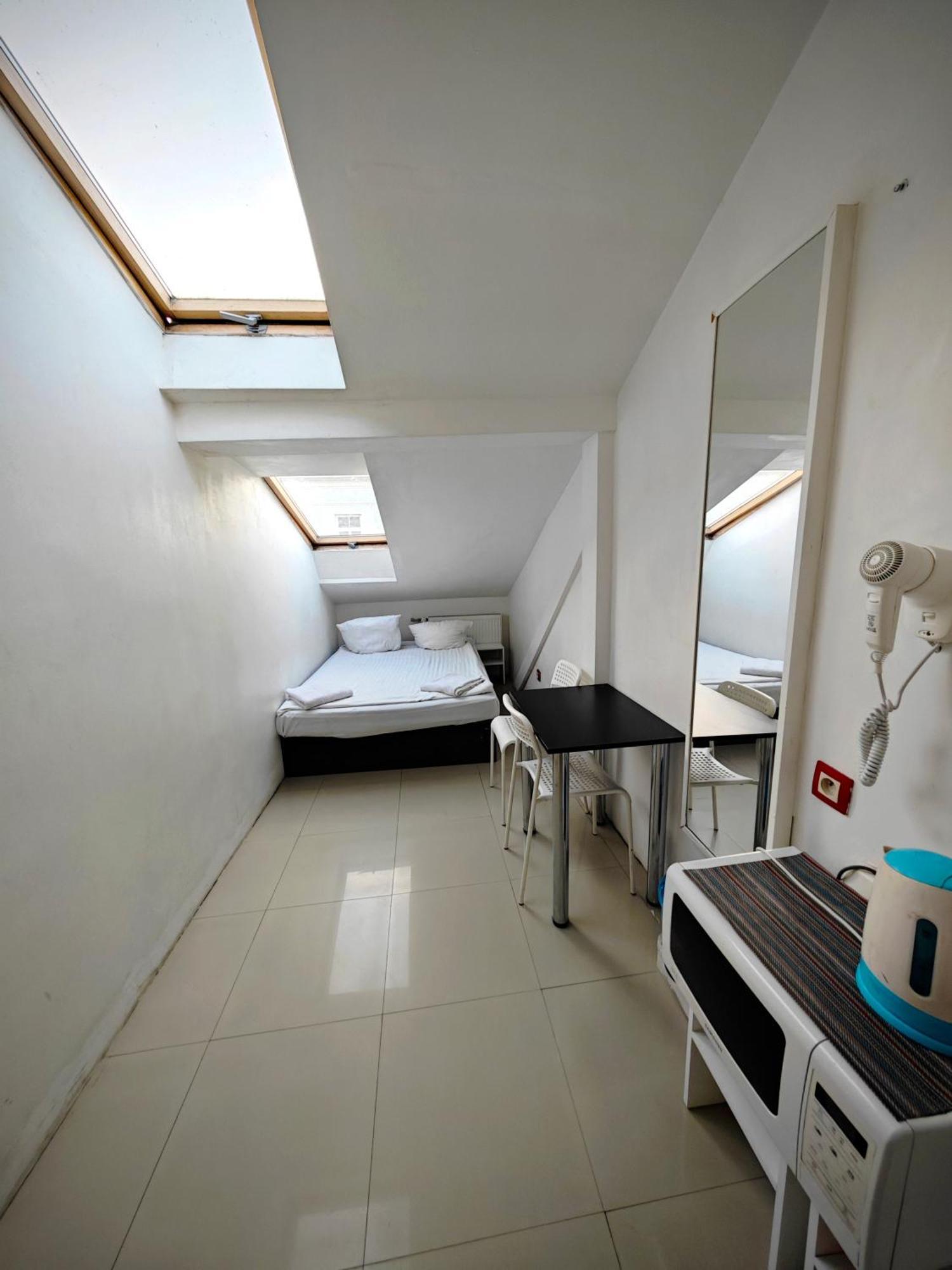Apartamenty Hoza Attic Studio Varsó Szoba fotó